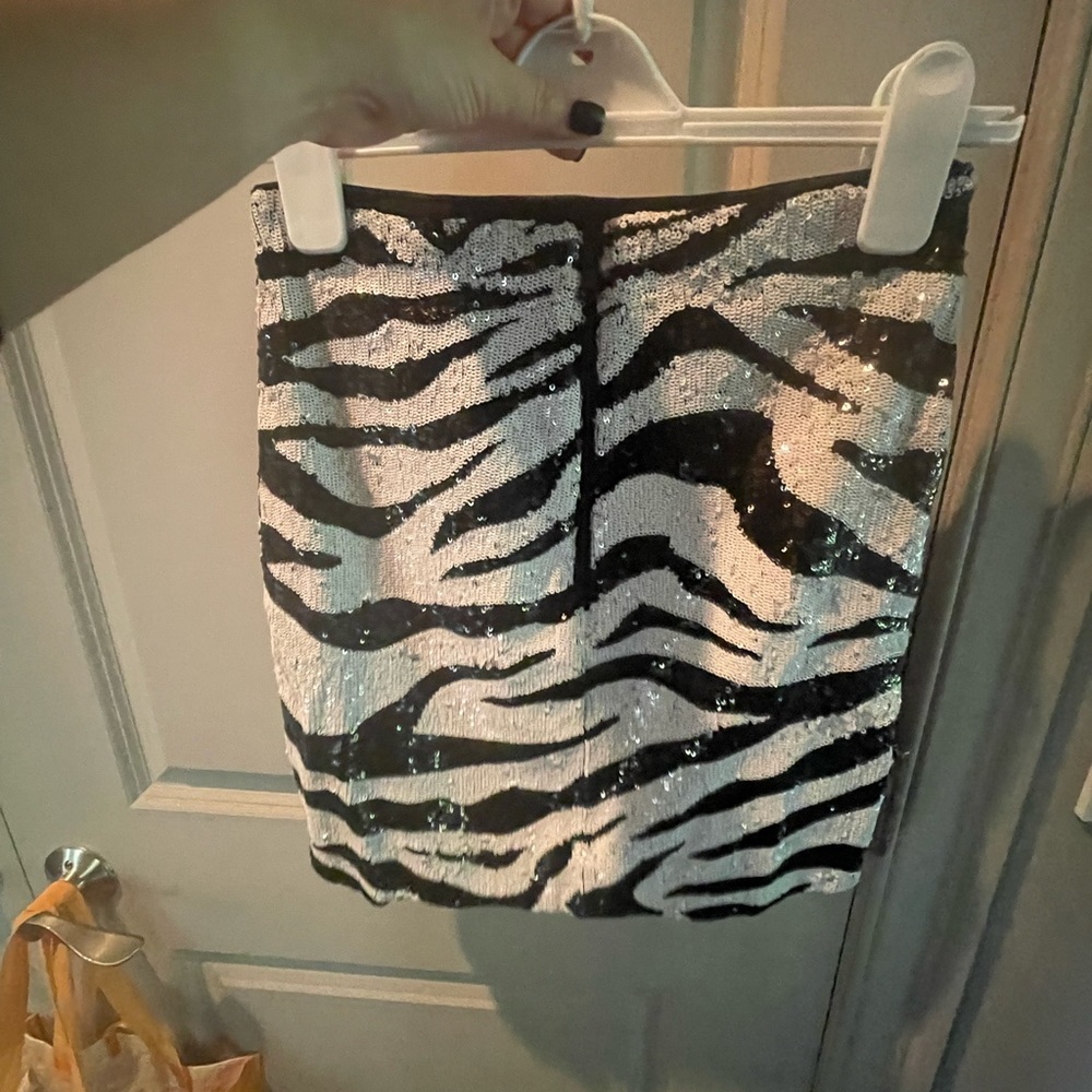 Size 2 Alice and Olivia zebra sequin skirt